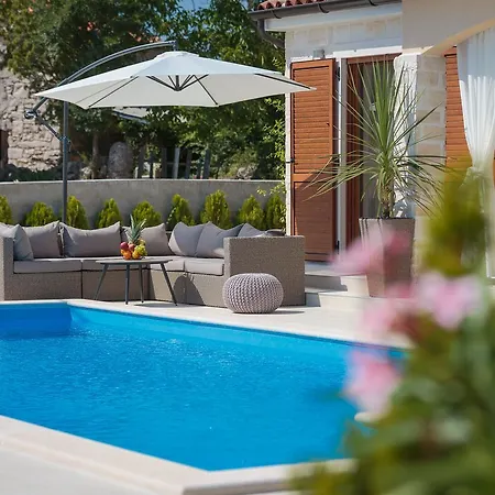 Dom wakacyjny Luxury Nikol *